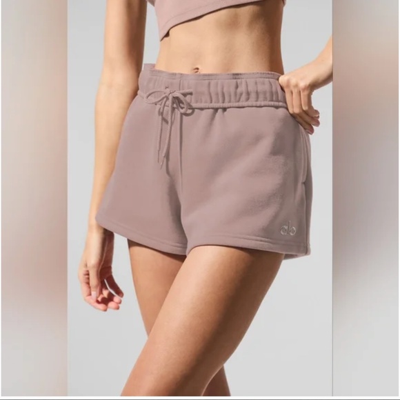 Alo Yoga Accolade Shorts in Taupe - Picture 2 of 5